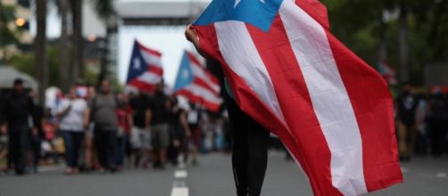 Manifestación en Puerto Rico con banderas del país.
