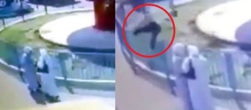 Menina cai de brinquedo na China em cima de duas mulheres