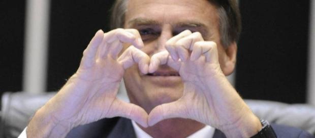 Bolsonaro é ovacionado em restaurante no Rio. Veja o vídeo. Bolsonaro é ovacionado em restaurante no Rio. Veja o vídeo.