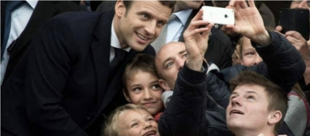 Emmanuel Macron a la salida de su centro de votación. Emmanuel Macron a la salida de su centro de votación.