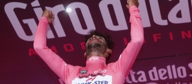 Fernando Gaviria tiene la Maglia Rosa | Foto tomada de: AFP Fernando Gaviria tiene la Maglia Rosa | Foto tomada de: AFP