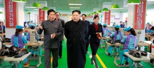 Kim Jong-un, presidente da Coreia do Norte, em visita a uma fábrica local Kim Jong-un, presidente da Coreia do Norte, em visita a uma fábrica local
