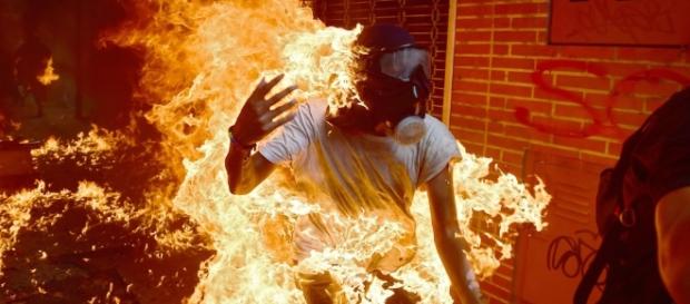 Um manifestante pega fogo durante confrontos com a polícia em um protesto contra o presidente da Venezuela, Nicolas Maduro Um manifestante pega fogo durante confrontos com a polícia em um protesto contra o presidente da Venezuela, Nicolas Maduro
