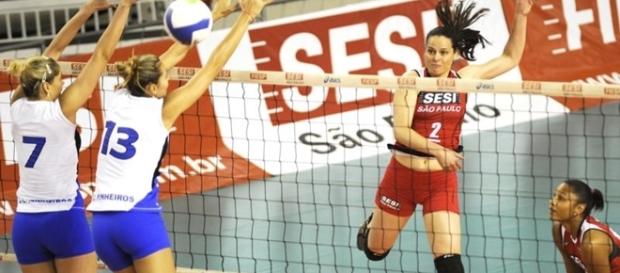 Uma partida de vôlei tem muitos lances emocionantes Uma partida de vôlei tem muitos lances emocionantes