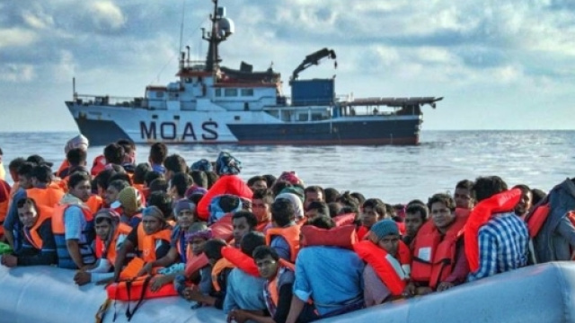 A bordo di un gommone il cadavere di un migrante che non avrebbe voluto consegnare il suo cappellino a uno scafista