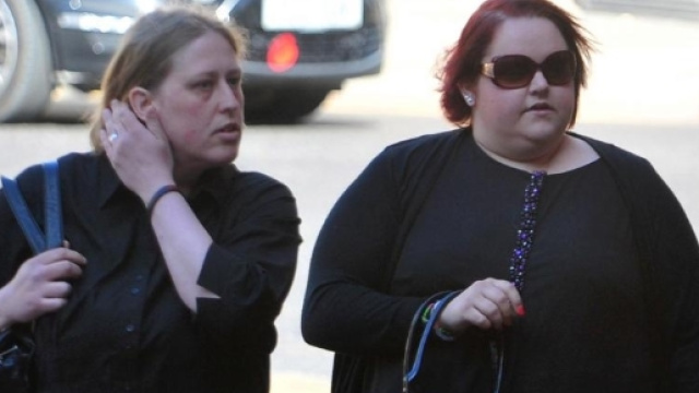 Prese cibo nella credenza: adolescente aggredita da madre e matrigna