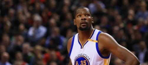 Kevin Durant and the Warriors go for the sweep of Utah on Monday night. [Image via Blasting News image library/sfgate.com]