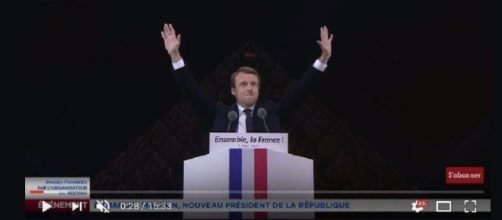 Emanuel Macron esultante in un insolita posa che ricorda il simbolo della massoneria con squadra e compasso. https://kauilapele.wordpress.com