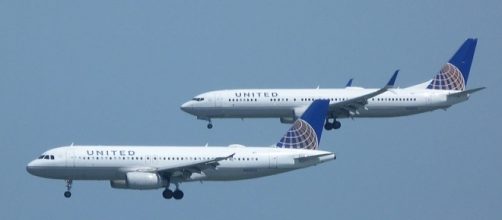 United Airlines aircraft in landing mode - source: https://commons.wikimedia.org/wiki/