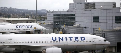 United Airlines in Twitter trouble over leggings rule - Mar. 26, 2017 - cnn.com