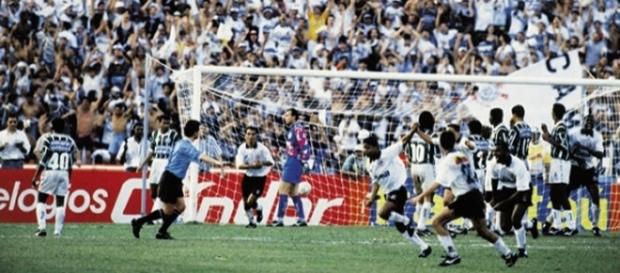 Marcelinho corre para comemorar gol marcado na decisão em 1995 Marcelinho corre para comemorar gol marcado na decisão em 1995