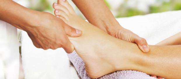 Massagens nos pés que fazem bem ao corpo todo Massagens nos pés que fazem bem ao corpo todo