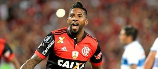 Rodinei foi para a galera após gol no clássico Rodinei foi para a galera após gol no clássico