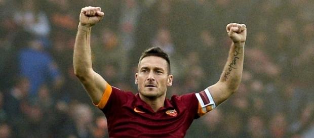 Totti ensalza los brazos hacia su afición Totti ensalza los brazos hacia su afición