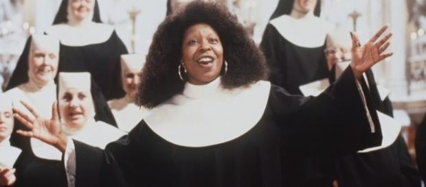 Whoopi Goldberg no papel da cômica Deloris Whoopi Goldberg no papel da cômica Deloris