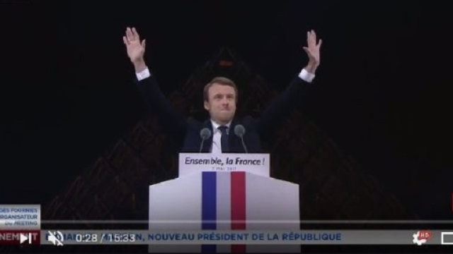 Emanuel Macron esultante in un insolita posa che ricorda il simbolo della massoneria con squadra e compasso. https://kauilapele.wordpress.com