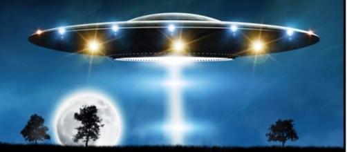Fig.1 UFO di apertura [Image by OorkaShutterstock]