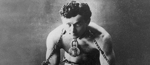 Houdini encadenado en uno de sus trucos de escapismo (ARCHIVO ABC)
