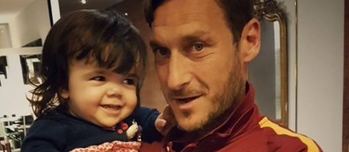 La piccola Ginevra incontra il suo idolo Francesco Totti