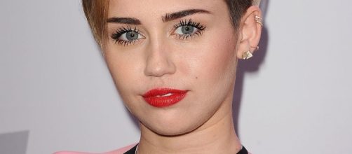 Miley Cyrus Posts Grown-Out Roots Selfie | Teen Vogue - teenvogue.com
