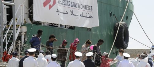 Sbarco di migranti soccorsi dalla Ong MSF