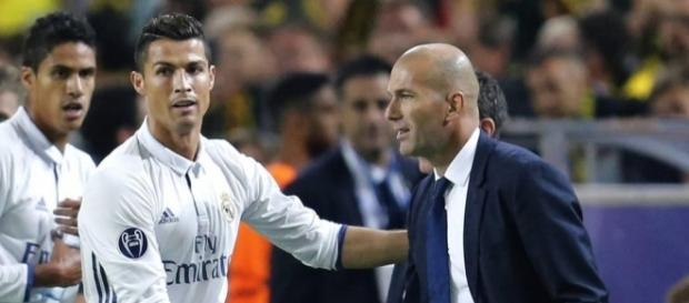 Cristiano Ronaldo fez os três golos do jogo da 1.ª mão Cristiano Ronaldo fez os três golos do jogo da 1.ª mão