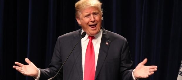 Trump, em seus discursos, vem sendo muito criticado por conseguir adeptos à base de notícias sem comprovação Trump, em seus discursos, vem sendo muito criticado por conseguir adeptos à base de notícias sem comprovação