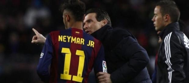 Juan Carlos Unzué, dando instrucciones a Neymar durante un partido Juan Carlos Unzué, dando instrucciones a Neymar durante un partido