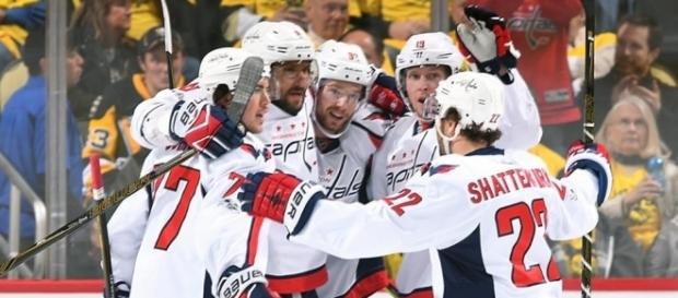 Los Capitals buscarán pasar por primera vez en la era de Ovi a la final del Este. NHL.com. Los Capitals buscarán pasar por primera vez en la era de Ovi a la final del Este. NHL.com.