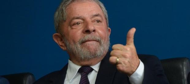 Lula é acusado de aceitar R$ 3,5 milhões em propina Lula é acusado de aceitar R$ 3,5 milhões em propina