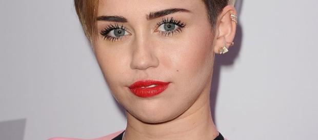 Miley Cyrus Posts Grown-Out Roots Selfie | Teen Vogue - teenvogue.com Miley Cyrus Posts Grown-Out Roots Selfie | Teen Vogue - teenvogue.com