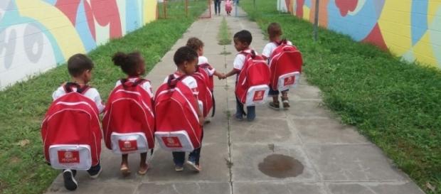 Prefeitura entrega mochilas enormes para crianças da creche na Bahia Prefeitura entrega mochilas enormes para crianças da creche na Bahia