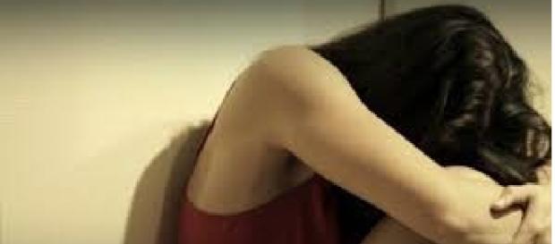 Tânăra a fost abuzată de tatăl ei, timp de 4 ani Tânăra a fost abuzată de tatăl ei, timp de 4 ani