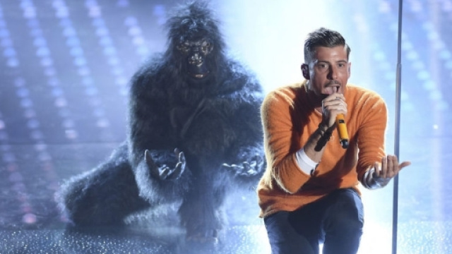 Francesco Gabbani sul palco di Sanremo. Il cantante carrarese ora prova a vincere anche l'Eurovision Song Contest - gioia.it