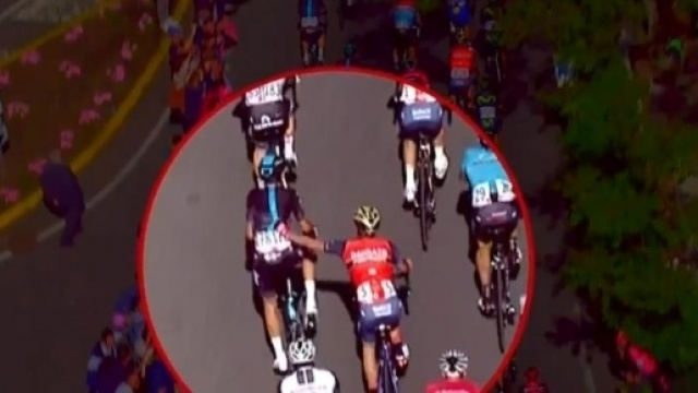 Giro d'Italia 2017: Moreno strattona Rosa, espulso dalla corsa