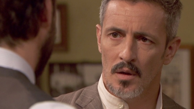 Il dottor Lucas comunica ad Alfonso che sua madre Rosario non vuole più vivere