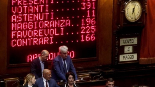 Legittima difesa, ok della Camera: licenza di sparare di notte ... - ilfattoquotidiano.it