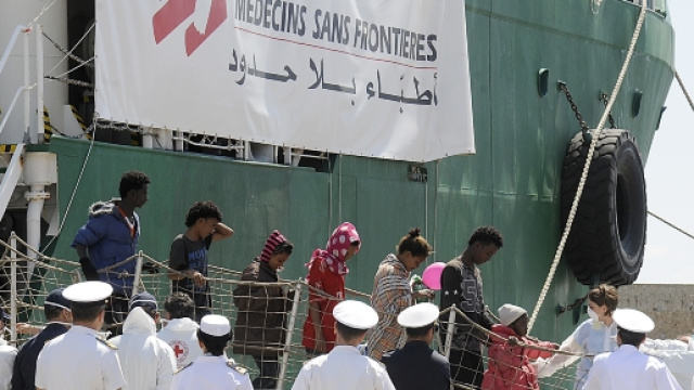 Sbarco di migranti soccorsi dalla Ong MSF