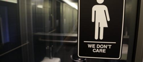 A sign for gender neutral bathroom use. / Photo by dallasnews.com via Blasting News library