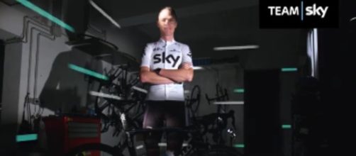 Chris Froome con la nuova maglia bianca della Sky