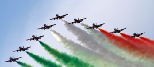 Foto delle Frecce Tricolori che solcano il cielo, lasciandosi alle spalle il vaporoso tricolore.