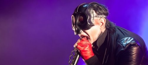 Marilyn Manson in un concerto live con Rob Zombie nel tour Twins of Evil.