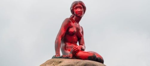 Sirenita de Copenhague pintada de rojo. Elperiódico.com