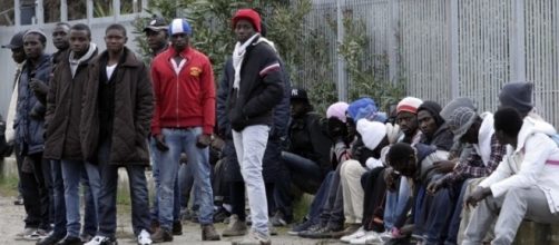 Un'immagine dei migranti 'ospiti' del Cara di Foggia