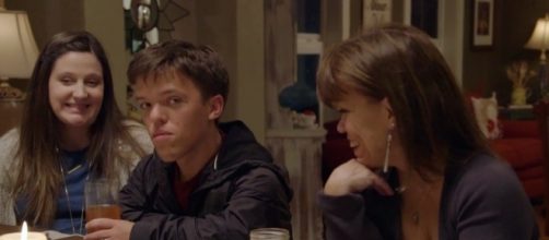 Zach Roloff with wife Tori and mom Amy on "Little People, Big World" (Photo via TLC/Twitter)