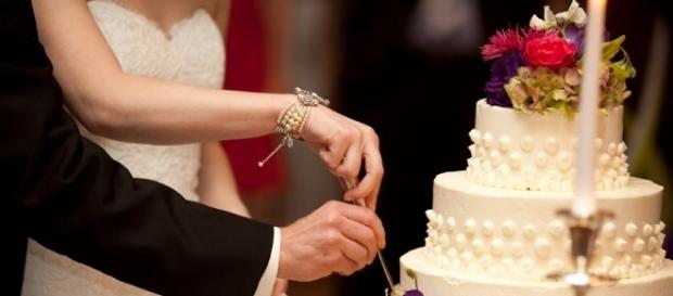 Cutting a cake at a wedding reception - Photo: aspaceapart.net Cutting a cake at a wedding reception - Photo: aspaceapart.net