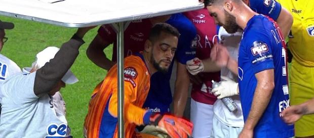 Goleiro se chocou com o atacante Fred Goleiro se chocou com o atacante Fred