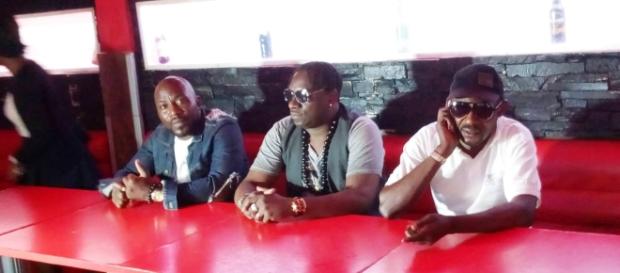 L'artiste camerounais Samy Diko en présence de Serge Tamba promoteur culturel L'artiste camerounais Samy Diko en présence de Serge Tamba promoteur culturel