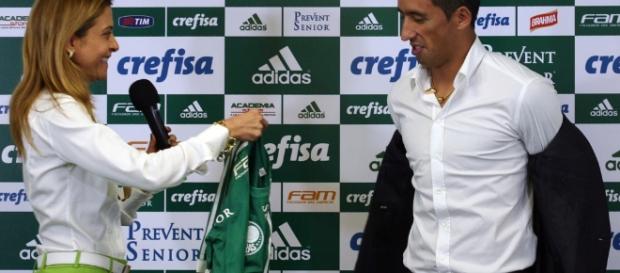 Leila Pereira entrega camisa para Lucas Barrios Leila Pereira entrega camisa para Lucas Barrios