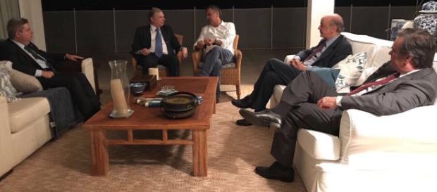 Reunião na casa de Aécio, terça-feira (30), vira motivo de críticas Reunião na casa de Aécio, terça-feira (30), vira motivo de críticas